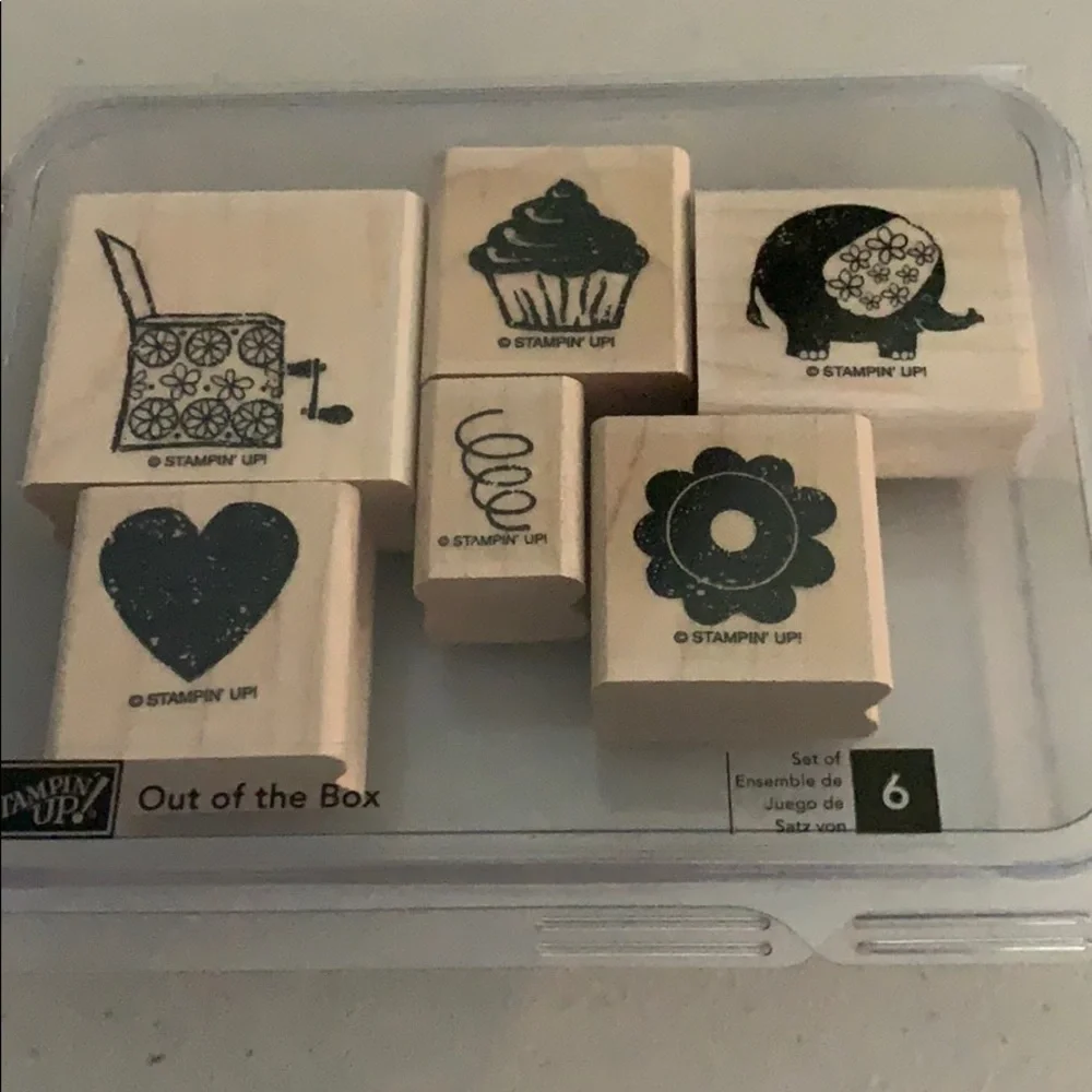 🎭 3/$25 - Out of the Box hostess set of 6